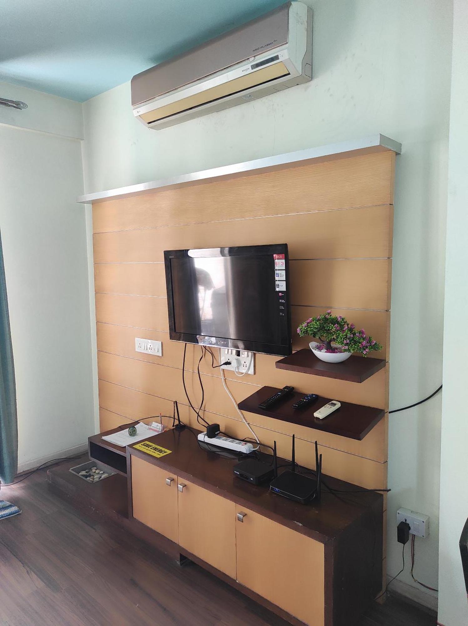 Apartment 1bhk Ac Service 110 *